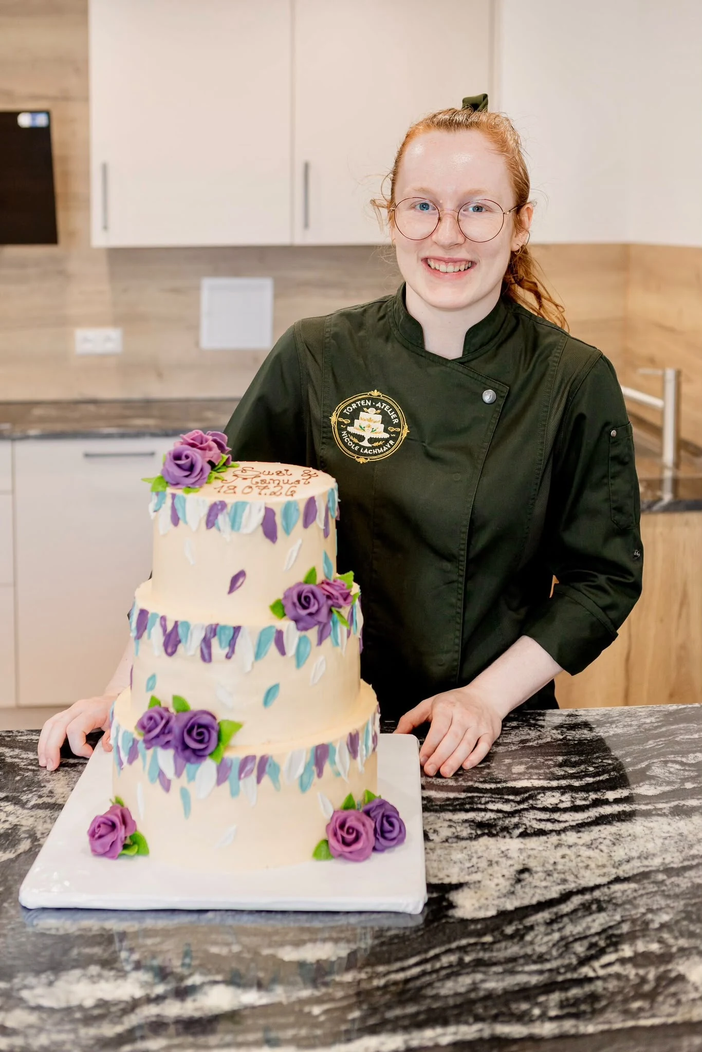 Nicole Lachmayr vom Torten Atelier mit Hochzeitstorte